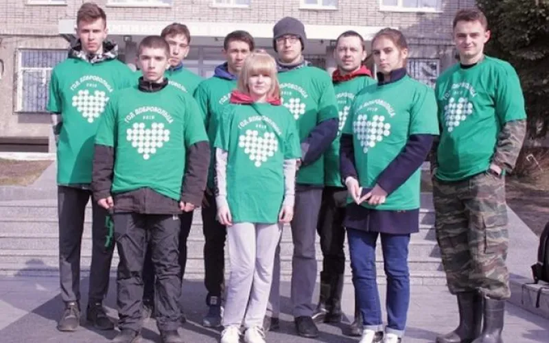 Волонтеры участвуют в уборке подтопленных территорий Алтайского края