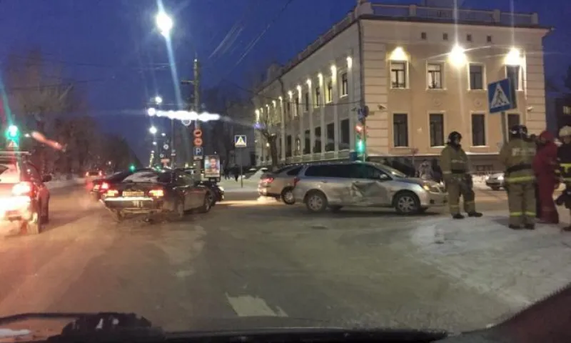 Фото: ДТП с участием двух иномарок произошло в центре Барнаула