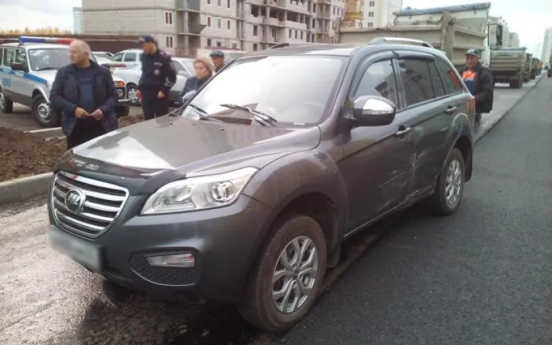 Неизвестный протаранил автомобиль на большой скорости и скрылся в Барнауле