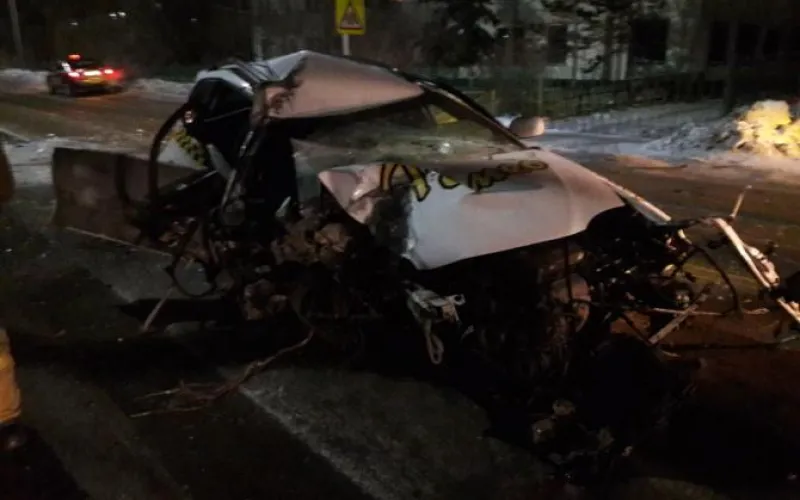 После столкновения с деревом  в Рубцовске погиб таксист