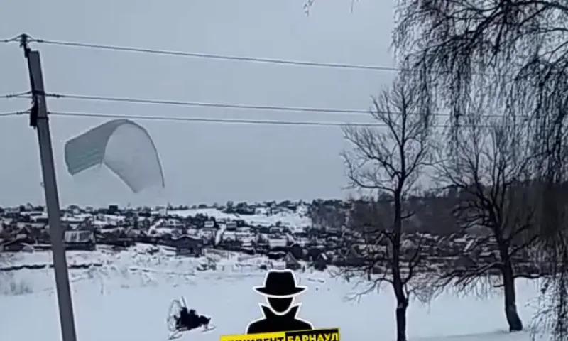 Видео: падение мотопараплана в Барнауле