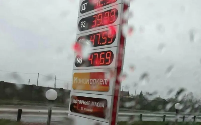Почти 50 рублей: цена на бензин АИ-95 резко выросла в Бийске