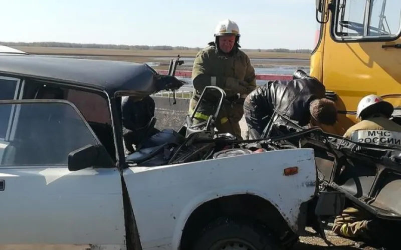 Водитель впал в кому и врезался в пассажирский автобус в Алтайском крае