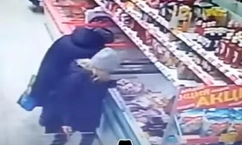 Видео: мужчина украл 15 килограммов мяса из магазина в Барнауле