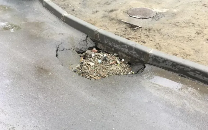 Бийчане обсуждают провал в асфальте на дороге, сделанной в 2017 году 