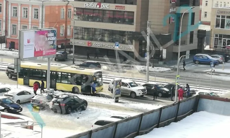 Большая пробка образовалась из-за массовой аварии в Барнауле