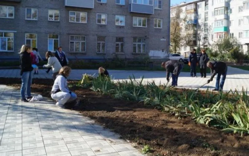 Новые клумбы появились в рубцовском сквере