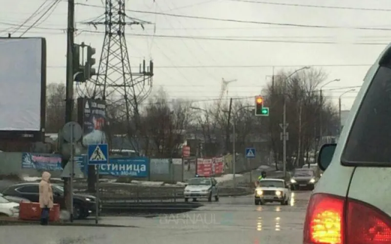 Дорогу затопило в Барнауле: движение закрыто