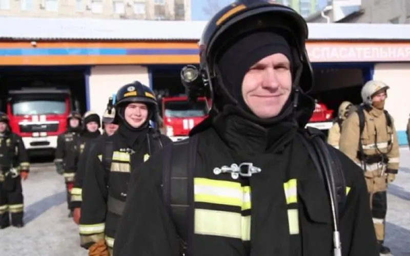 Спасатели и пожарные Алтайского края провели массовый флешмоб