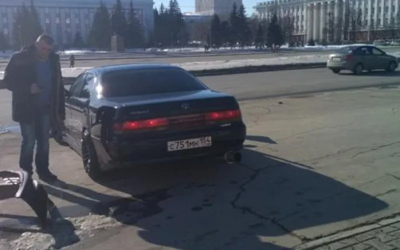 Иномарка вылетела на тротуар в центре Барнаула