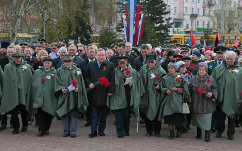Александр Карлин вместе с ветеранами Великой Отечественной войны возложил цветы к Мемориалу Славы