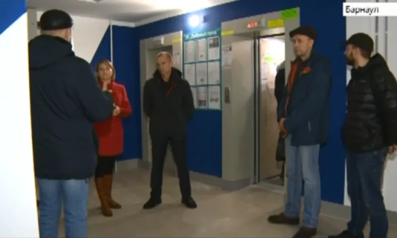 Лифт упал в новостройке на Павловском тракте в Барнауле