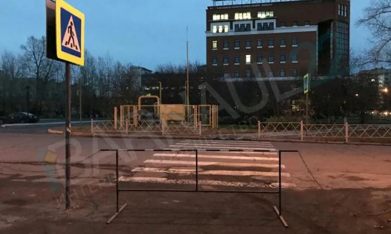 Пешеходный переход закрыли на замок в центре Барнаула