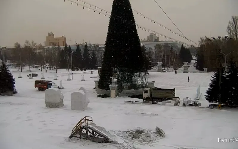 Демонтаж снежного городка в Барнауле: работает техника 