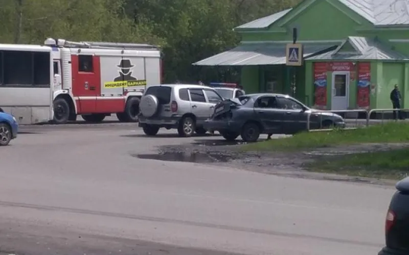 Пассажирский автобус столкнулся с двумя легковыми автомобилями в Новоалтайске