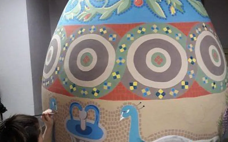 Гигантское пасхальное яйцо расписали в Барнауле 