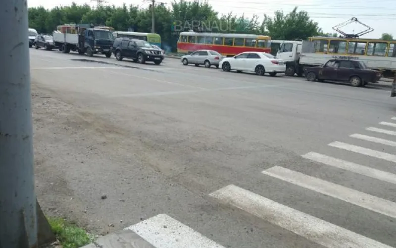 Движение трамваев остановилось на Космонавтов в Барнауле