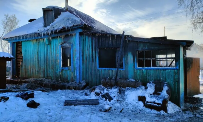 «Не нашел в дыму»: ребенок погиб при пожаре в доме многодетной семьи из Алтайского края