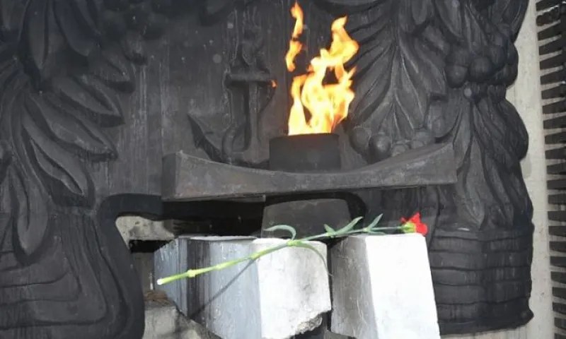 Вечный огонь зажгли на Мемориале Славы в Барнауле