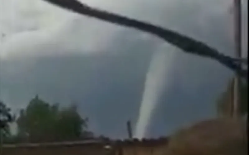Очевидцам удалось снять торнадо в Алтайском крае 