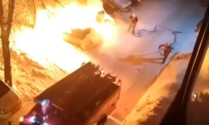 Видео: автомобиль сгорел ночью в Барнауле 