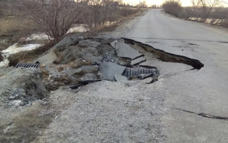Обвал автодороги произошел в одном из поселков в пригороде Барнаула