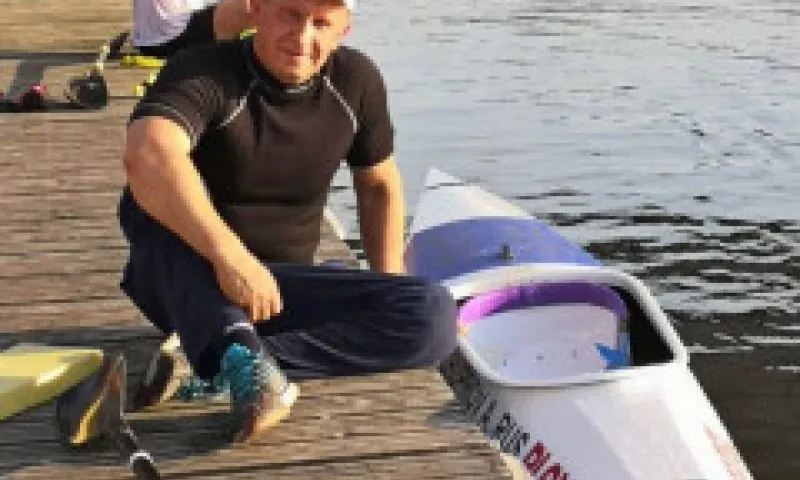 Инваспортсмен из Барнаула победил на чемпионате России по гребле на байдарках