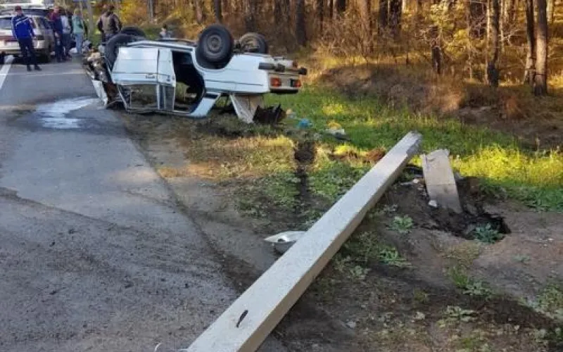 Автомобиль врезался в электроопору и перевернулся около Бийска