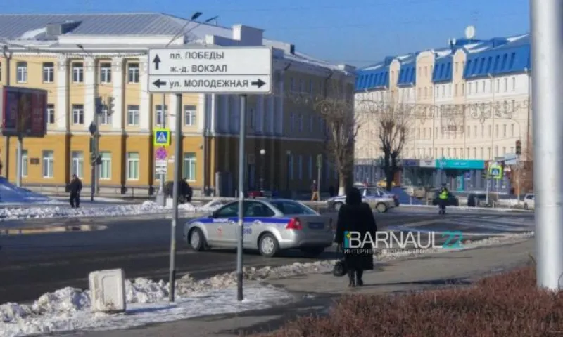 Проспект Социалистический в Барнауле перекрыли из-за коммунальной аварии