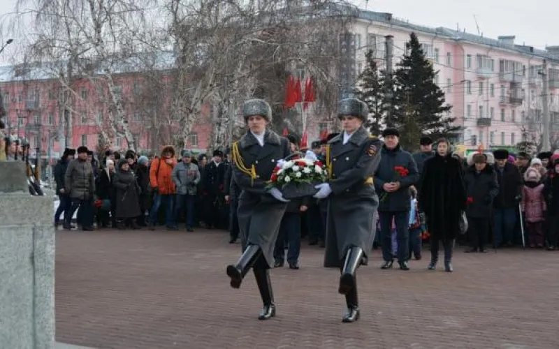 Торжественное возложение цветов прошло в Барнауле в День защитника Отечества 