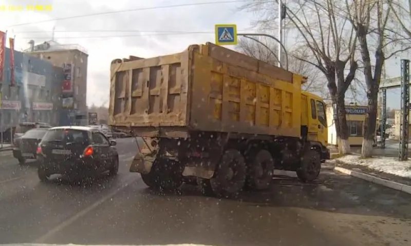 КамАЗ снес легковушку на дороге в Барнауле