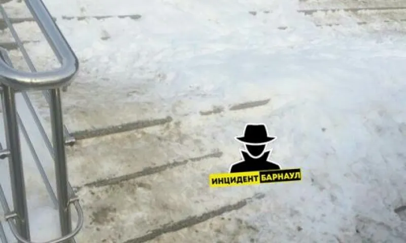 Соцсети: жители Барнаула могут получить травмы на опасной лестнице