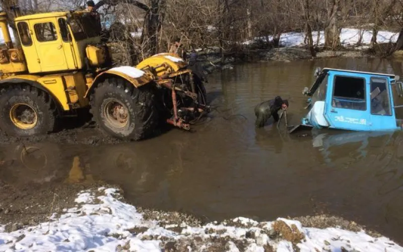 Гусеничный трактор утонул в луже в Алтайском крае 