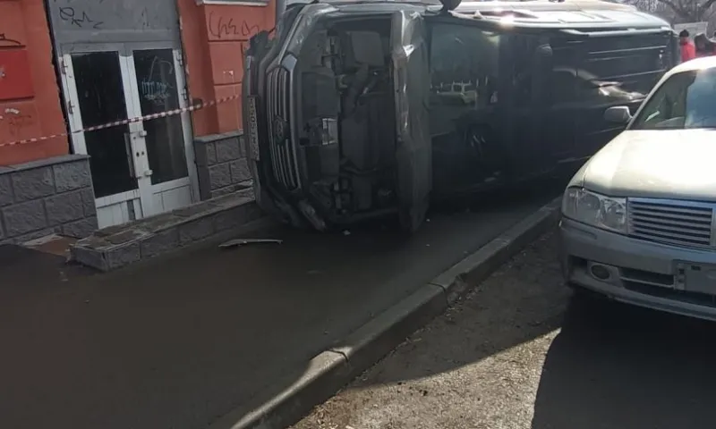 Автомобиль опрокинулся набок и врезался в стену жилого дома в Барнауле