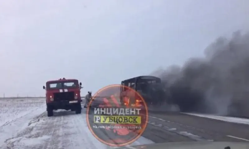 Соцсети: автобус сгорел на трассе в Алтайском крае
