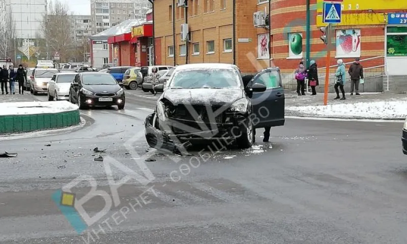 Иномарка столкнулась с пожарным автомобилем в Барнауле