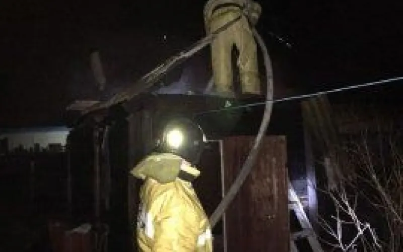 Баню в Бийске тушили 5 пожарных 