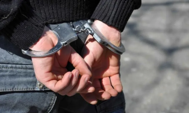 Подозреваемых в краже более 1,5 млн рублей в платежном центре заключили под стражу в Барнауле