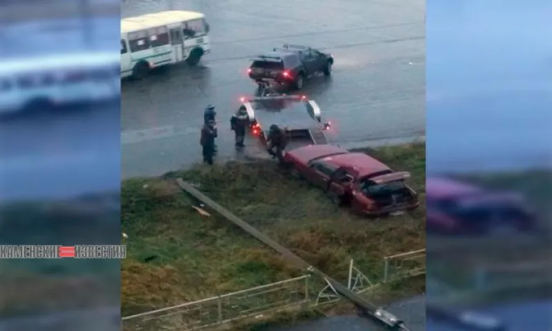 Автомобиль снёс бетонный столб возле детской поликлиники в Камне-на-Оби