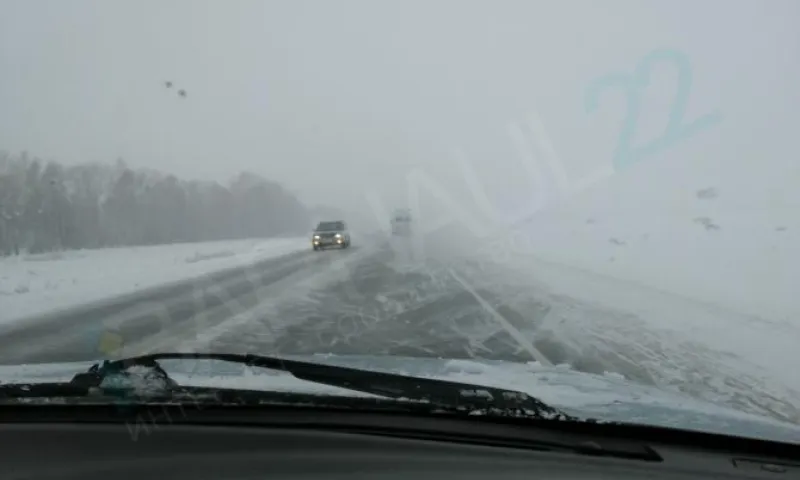 Алтайские водители предупреждают о гололеде и нулевой видимости на трассах