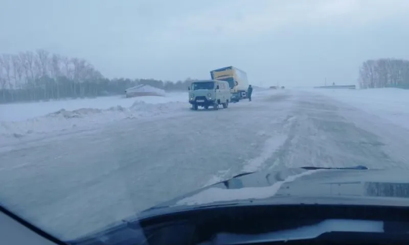 Сильное обледенение представляет опасность на трассах в Алтайском крае 