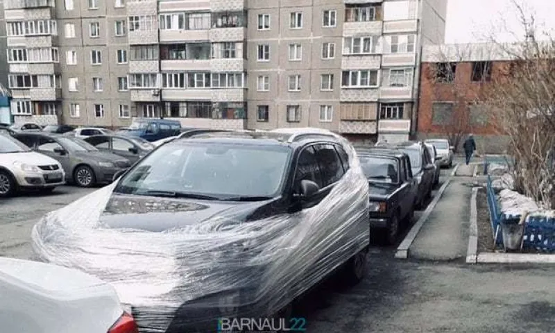 Фото: неизвестные в Барнауле обмотали плёнкой автомобили нарушителей