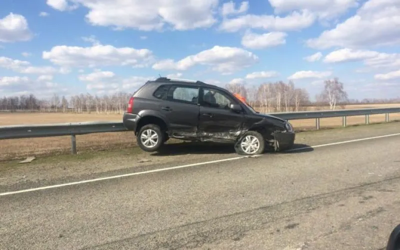 Спасатели работают на месте жесткого ДТП в Алтайском крае