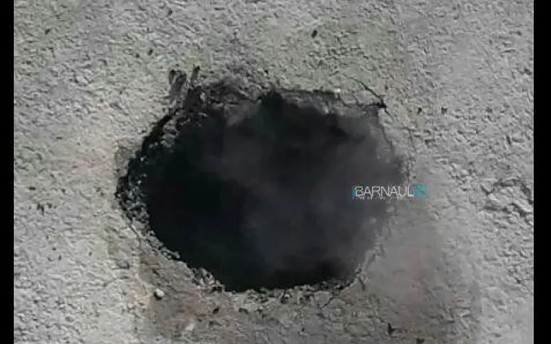 Провалился асфальт на пешеходной дорожке в Барнауле 