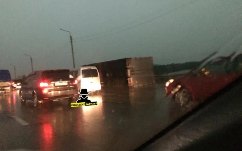 Фуру перевернуло порывами ветра в Барнауле 