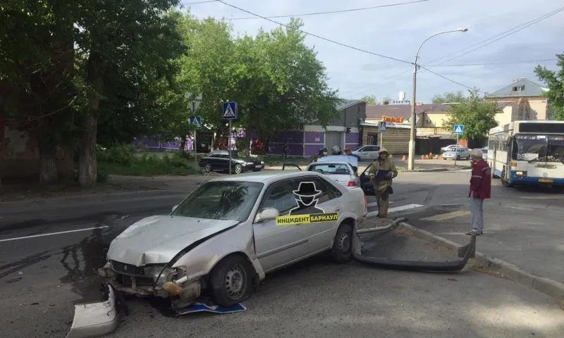 Соцсети: водители пострадали в ДТП в Барнауле