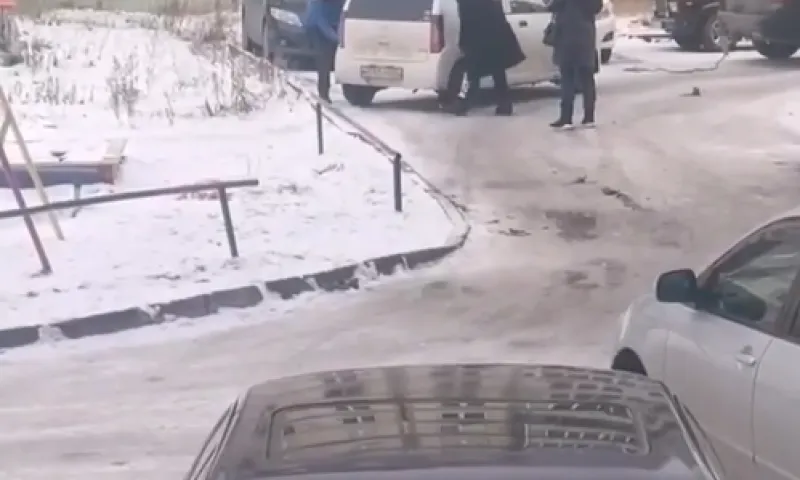 Справились без ГИБДД: в Бийске на руках оттащили автомобиль, который перегораживал проезд 