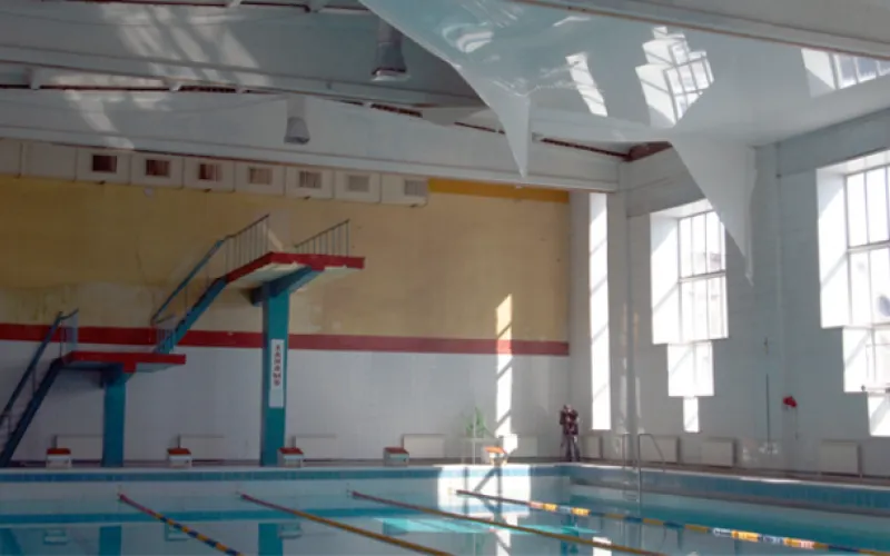Бийский бассейн, где рушится потолок, закрыли для посещения