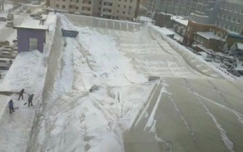 Крыша спортклуба в Барнауле разрушилась из-за снега. Пострадавших нет 