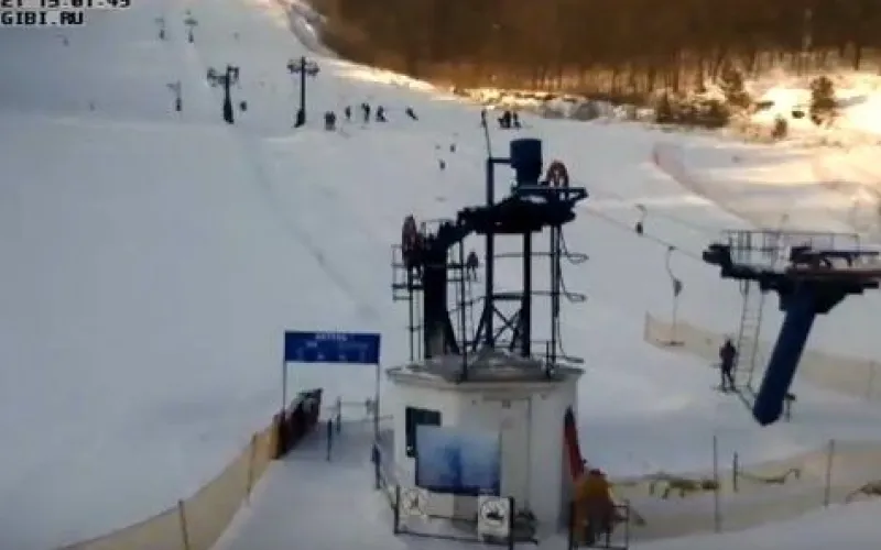 Мороз не страшен: лыжники и сноубордисты продолжают кататься на склоне «Катунь». Веб-камеры К24